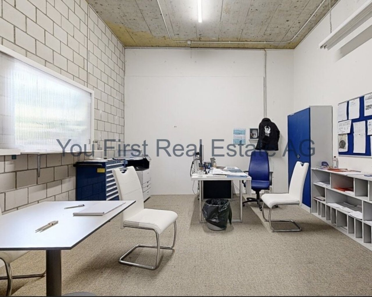 Moderne Bürofläche mit flexiblem Arbeitsplatz-Layout und optimaler Raumnutzung