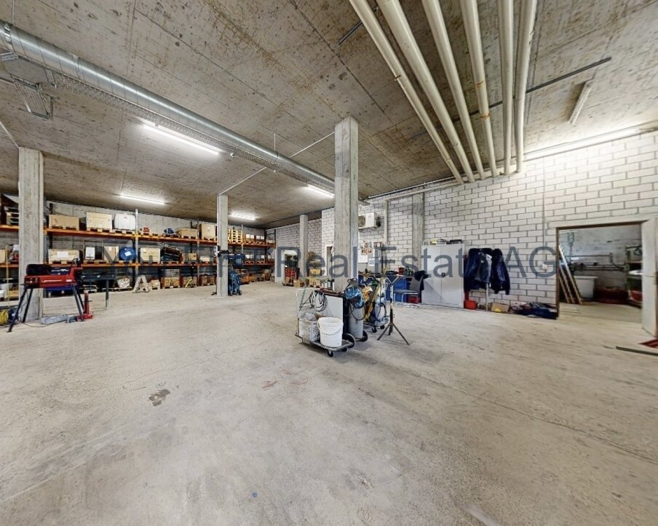 Vielseitige Gewerbeimmobilie: Moderne Lagerhalle mit optimaler Raumaufteilung und hoher Tragfähigkeit