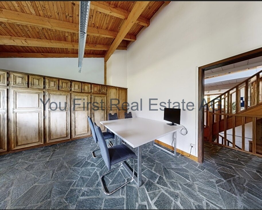 Exklusives Homeoffice mit rustikaler Holzdecke und edler Natursteinboden-Optik