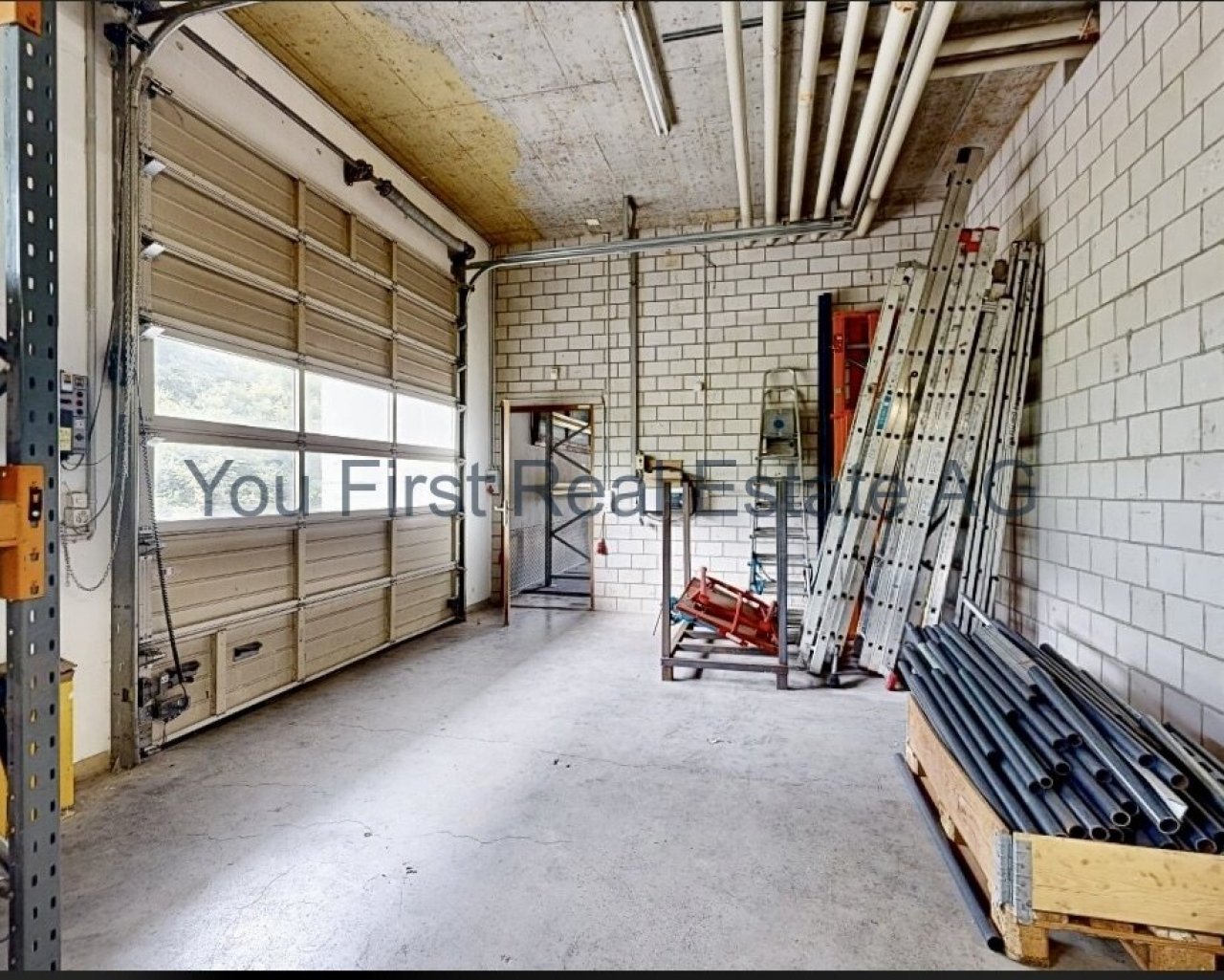 Multifunktionale Gewerbeeinheit mit Rolltor und optimaler Lagerlogistik