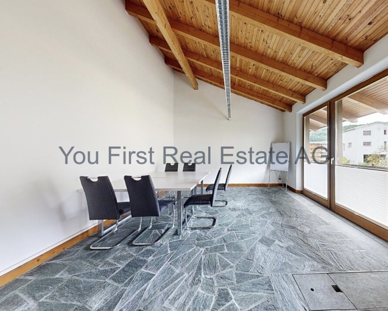 Edle Naturstein-Bodenfläche mit lichtdurchfluteter Holzbalkendecke - Repräsentativer Essbereich mit Panoramaverglasung