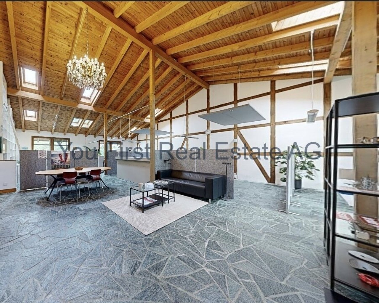 Loft-Charme mit Sichtfachwerk: Offene Bürofläche mit Naturstein-Bodenmosaik und Dachstuhl-Panorama