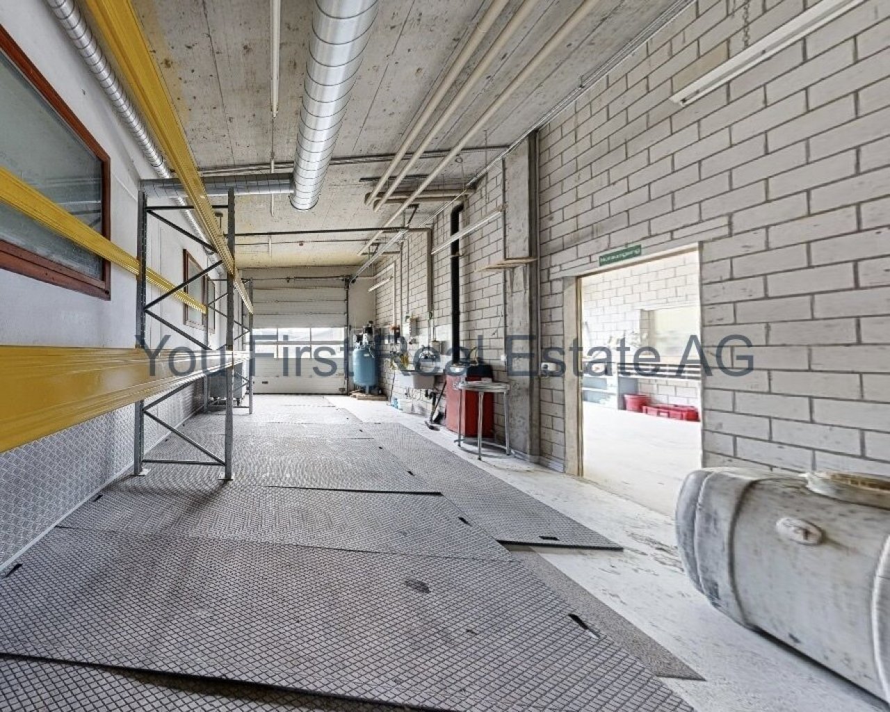 Robuste Gewerbeimmobilie mit flexiblen Hallenflächen und industrieller Architektur