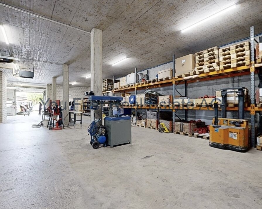 Großzügige Lagerhalle mit optimaler Regalinfrastruktur und Logistik-Ausstattung