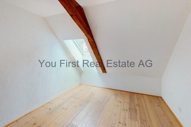 Lichtdurchfluteter Dachraum mit rustikaler Holzbalken-Optik - Potenzial für Ihre Wohnträume!