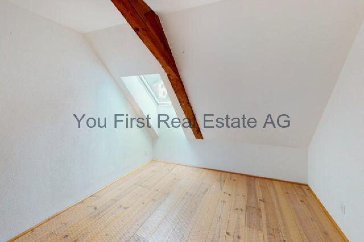 Lichtdurchfluteter Dachraum mit rustikaler Holzbalken-Optik - Potenzial für Ihre Wohnträume!