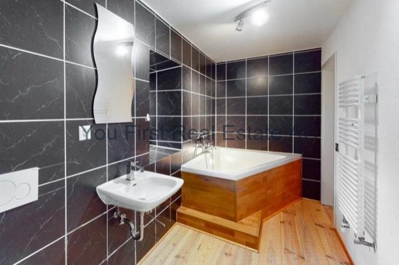 Wellness-Oase mit Naturholz: Edle Badewanne in elegantem Ambiente