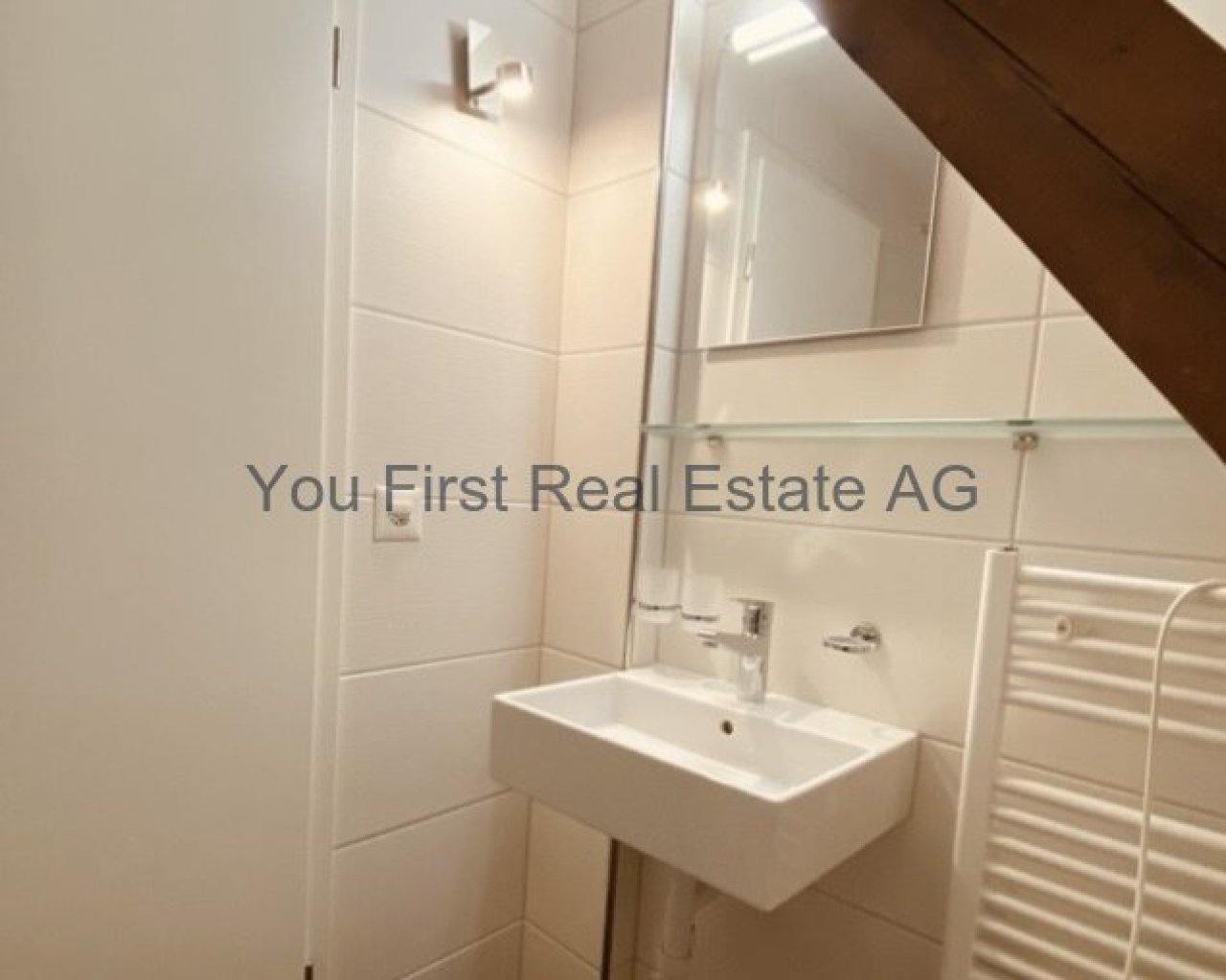 Modernes Gäste-WC mit Design-Waschbecken und praktischem Handtuchhalter