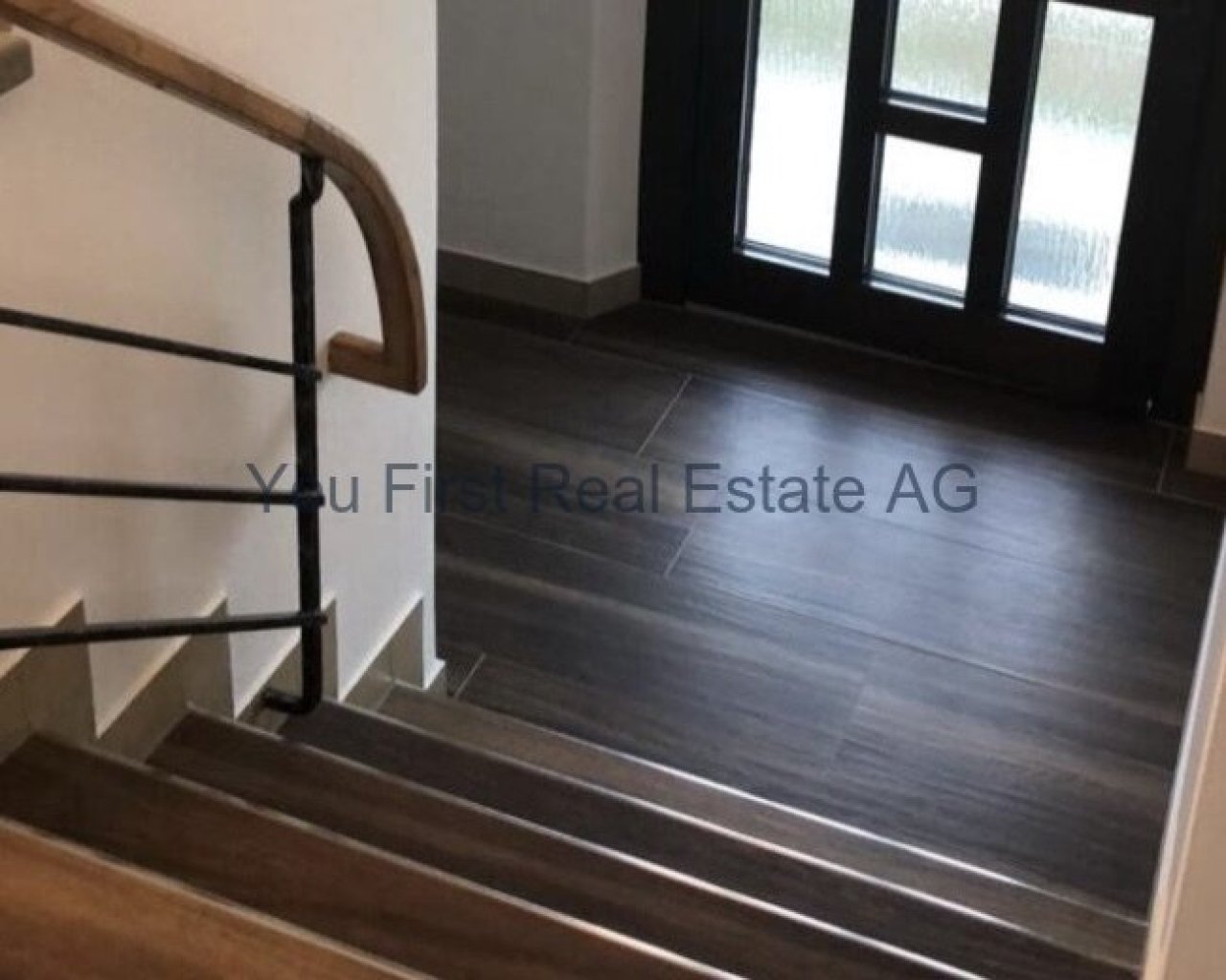 Designtreppe mit elegantem Metallgeländer - Zeitlose Verbindung zwischen Stockwerken