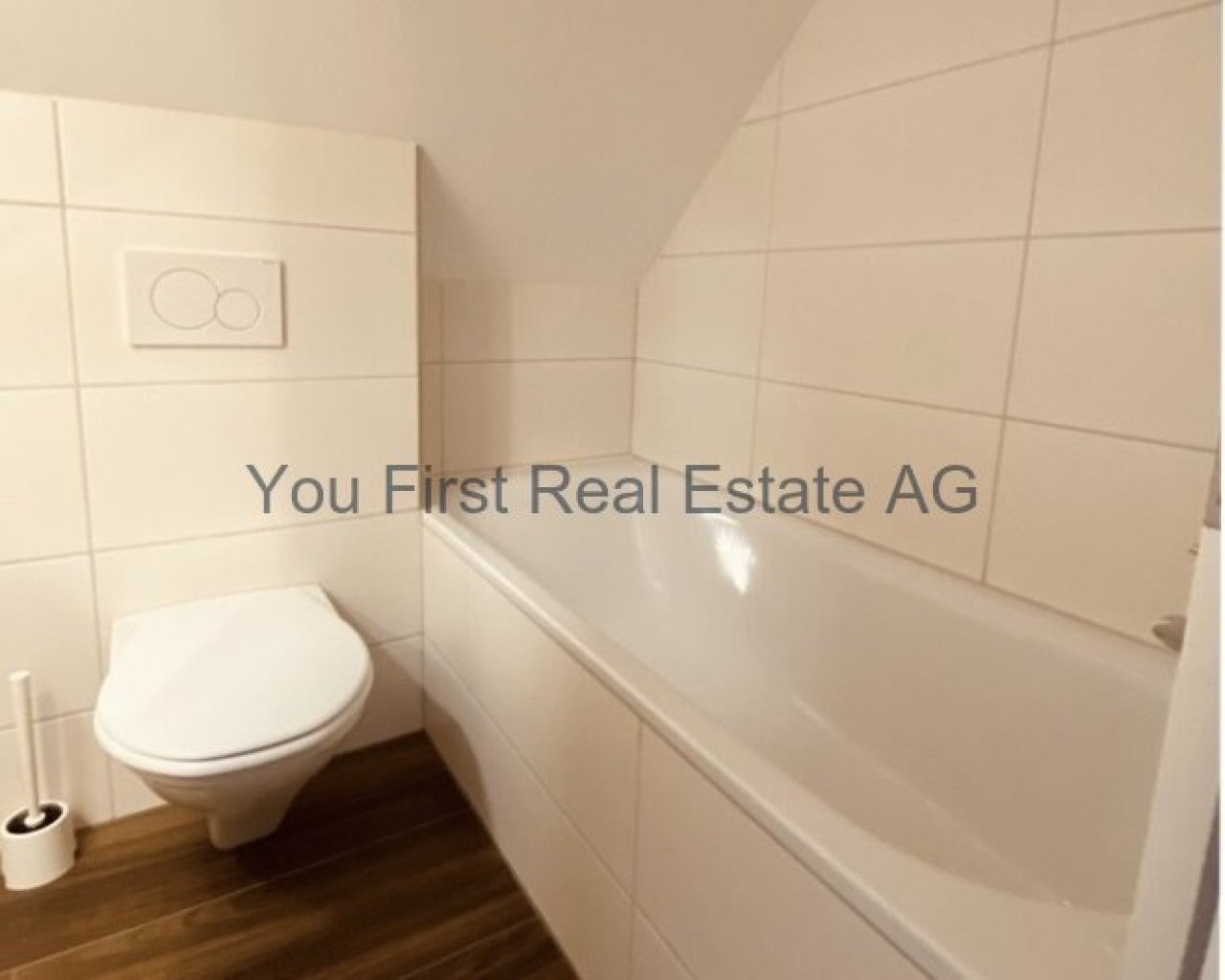 Modernes Badezimmer mit Komfort: Wandhängende Sanitäreinrichtungen und edle Holzoptik-Bodenbelag