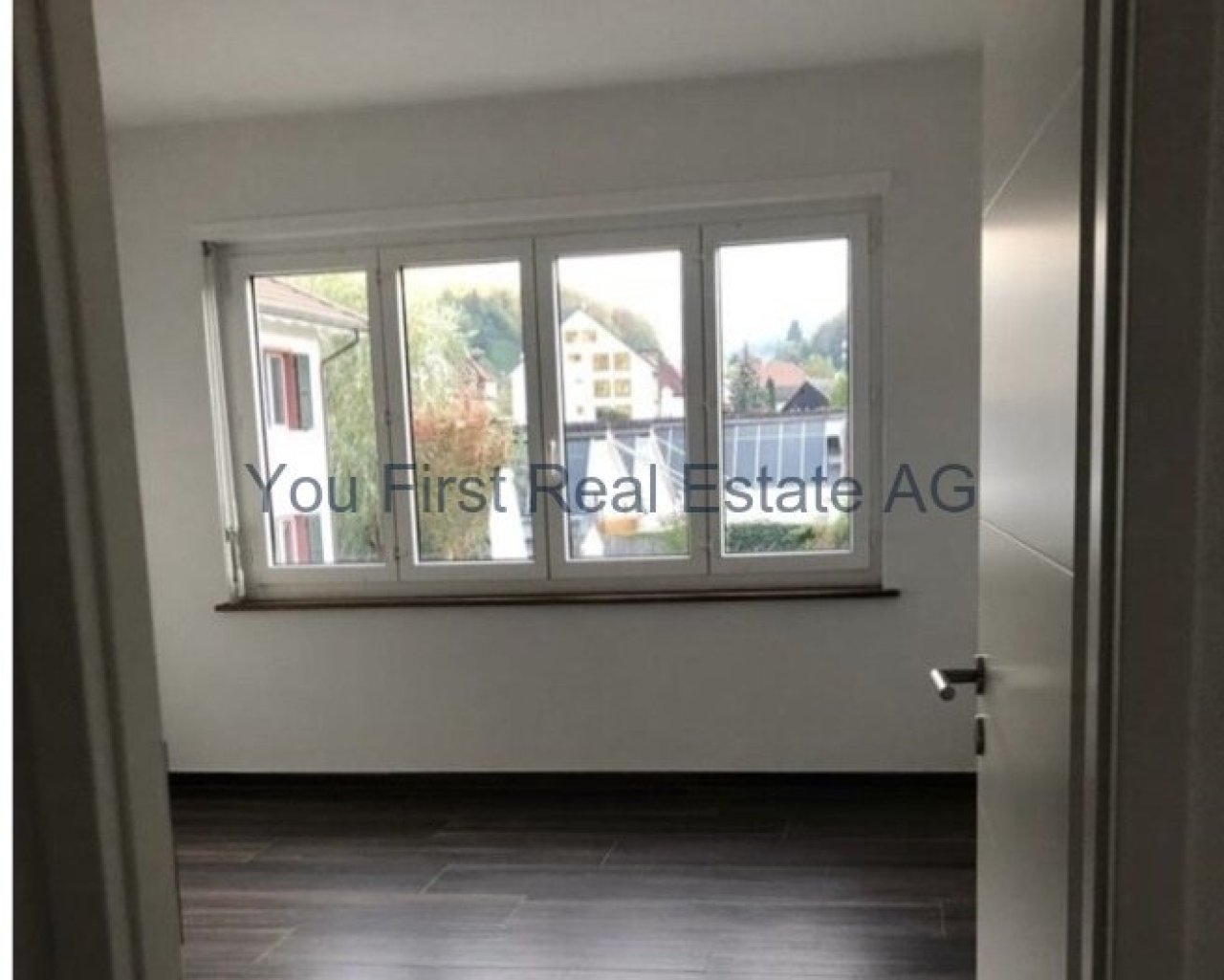 Lichtdurchfluteter Raum mit Panoramablick - Moderne Fensterfront lädt ein!