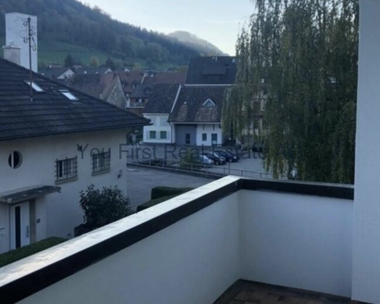 Weitläufiger Balkon mit Bergpanorama und Parkplatzblick - Ihr urbanes Ruheoase!