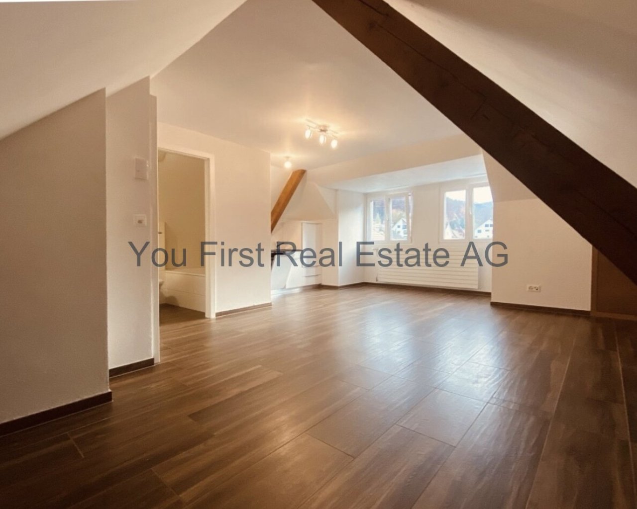 Lichtdurchflutetes Dachgeschoss-Apartment mit eleganter Raumaufteilung und hochwertiger Holzdielen-Ausstattung