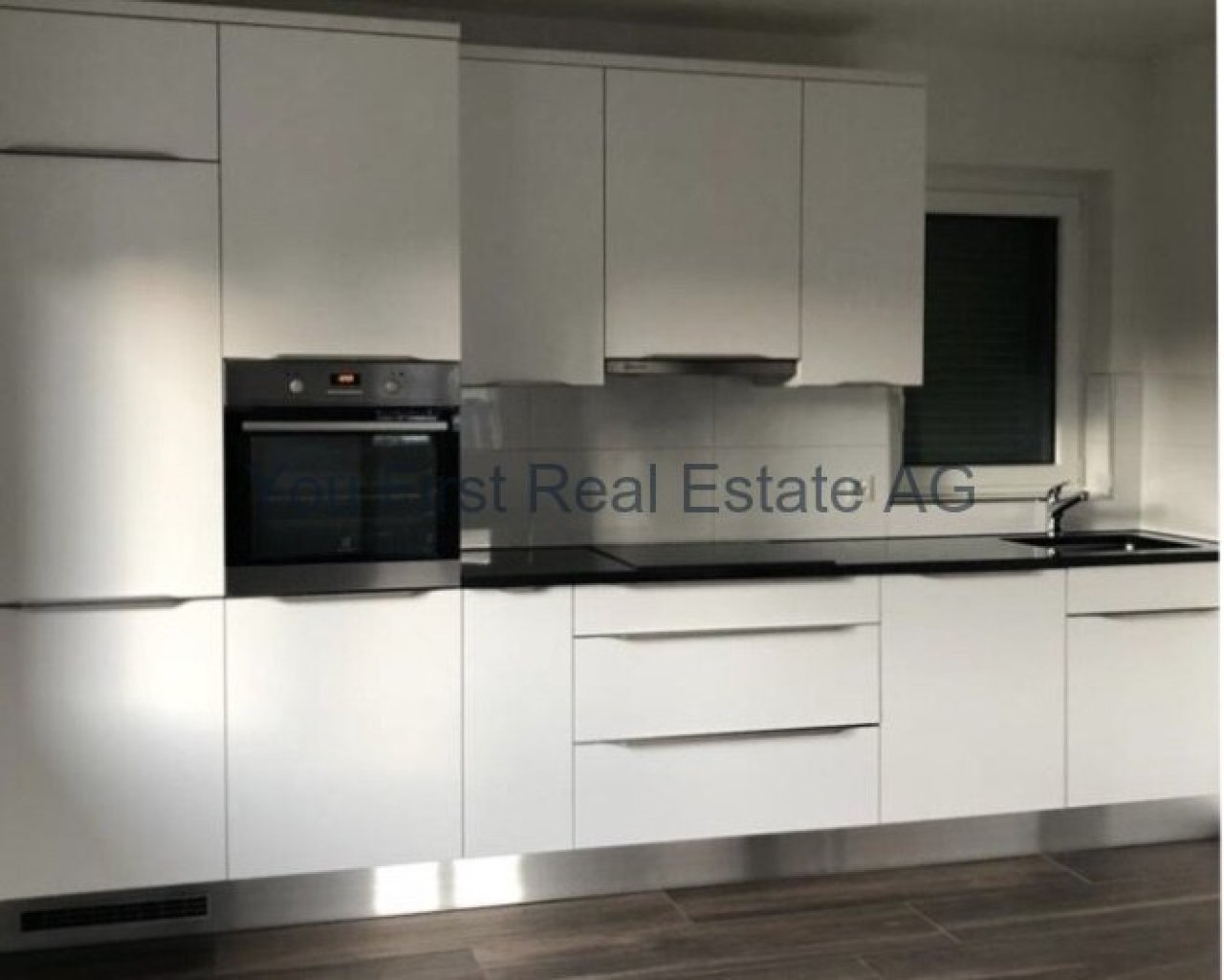 Moderne Einbauküche mit Einbaugeräten - Hochwertige Küchenzeile in Weiß-Grau