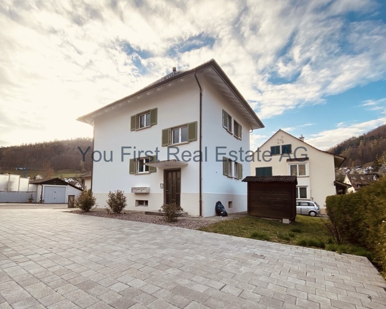 Repräsentatives Mehrfamilienhaus mit Pflastersteineinfahrt und Bergpanorama