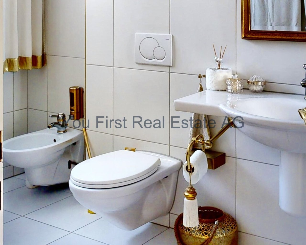 Komfort auf höchstem Niveau: Modernes Gäste-WC mit edler Wandarmatur und wandhängendem Design