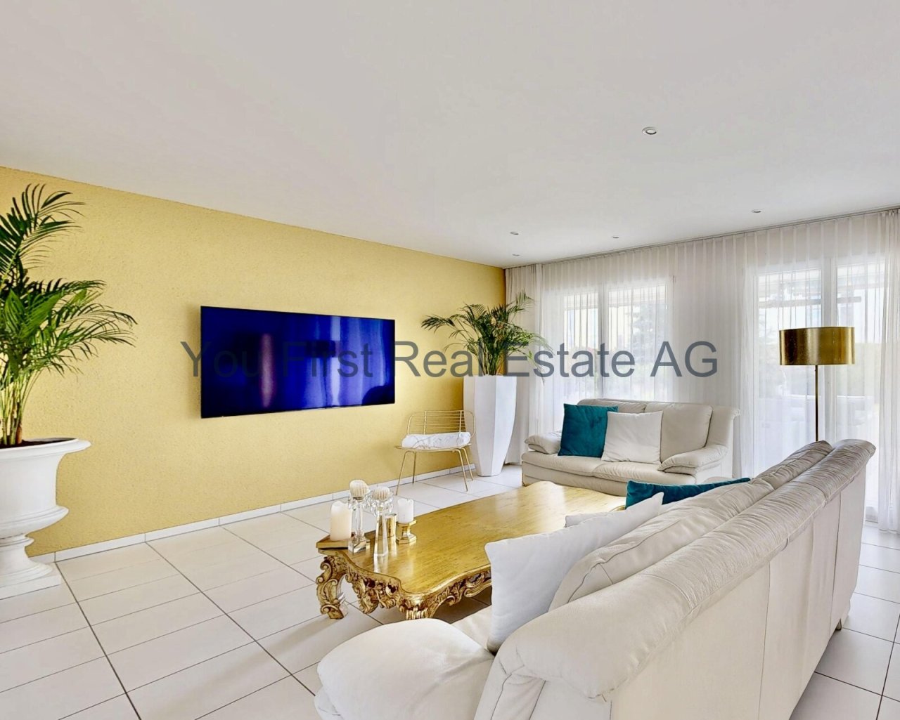 Lichtdurchflutetes Wohnzimmer mit eleganter Raumaufteilung und Design-Highlights