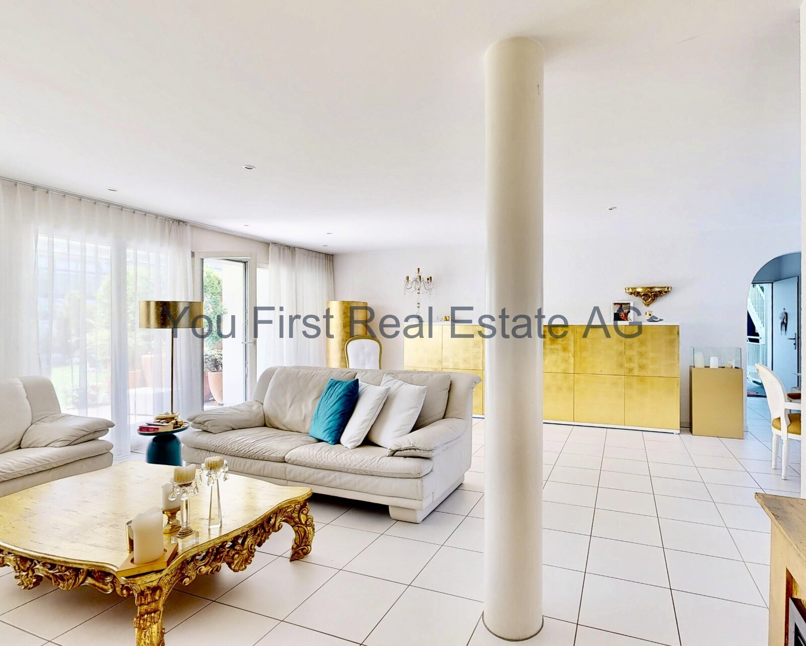 Lichtdurchflutetes Wohnambiente mit eleganter Raumtrennung und bodentiefen Fenstern