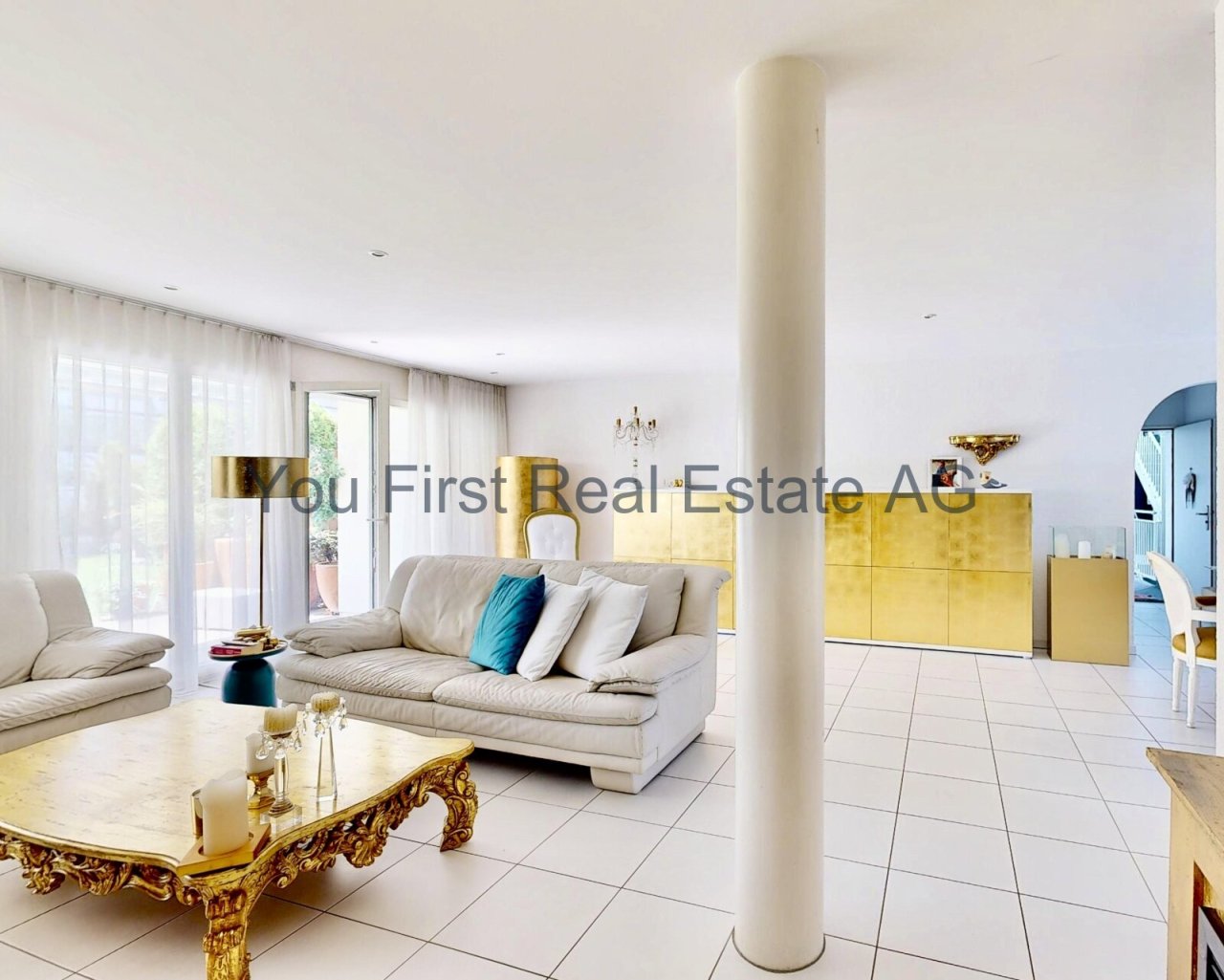 Lichtdurchflutetes Wohnambiente mit eleganter Raumtrennung und bodentiefen Fenstern