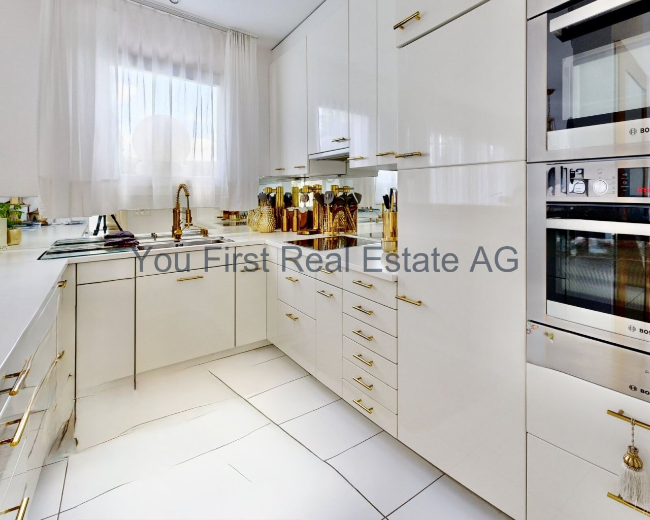 Hochwertige Einbauküche mit Bosch-Geräten und eleganten Goldakzenten - Kochen auf höchstem Niveau!