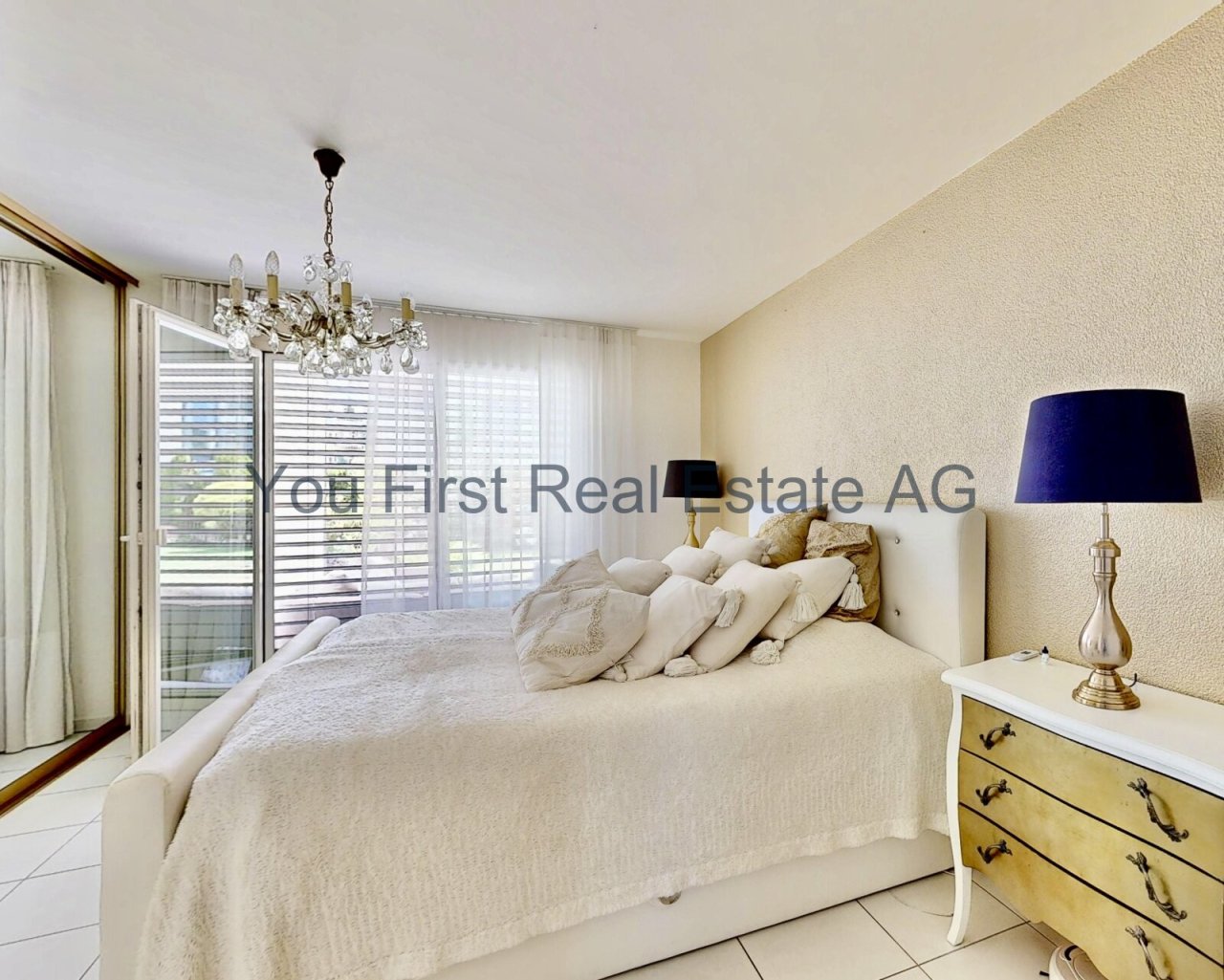 Lichtdurchflutetes Schlafzimmer mit eleganter Fensterfront und Designerleuchten