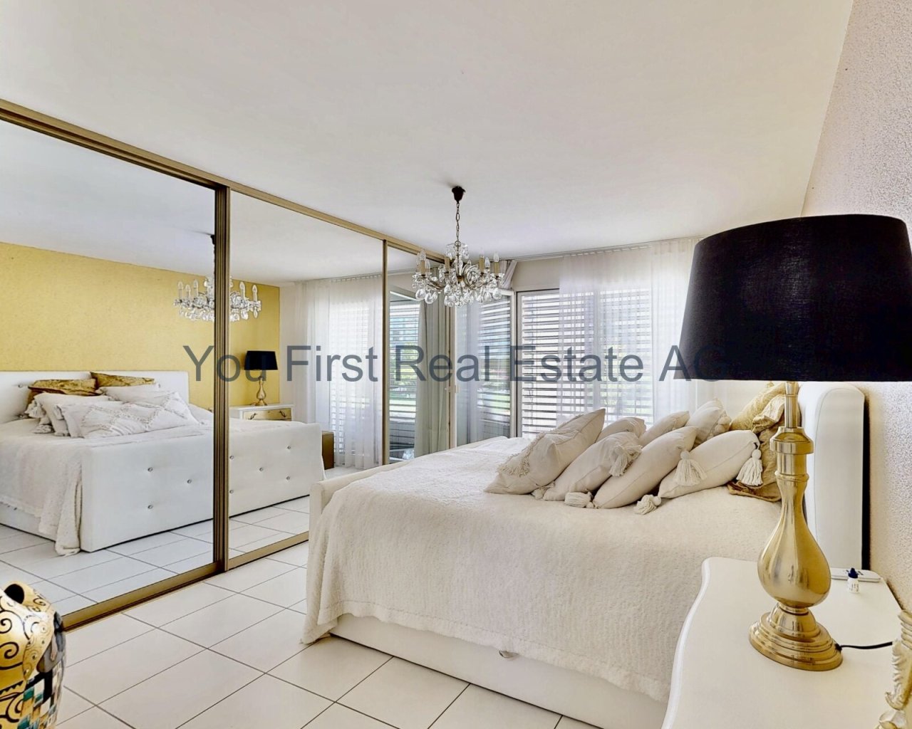 Lichtdurchflutetes Schlafzimmer mit eleganter Spiegelwand und Kristalllüster - Ihr Rückzugsort der Extraklasse!