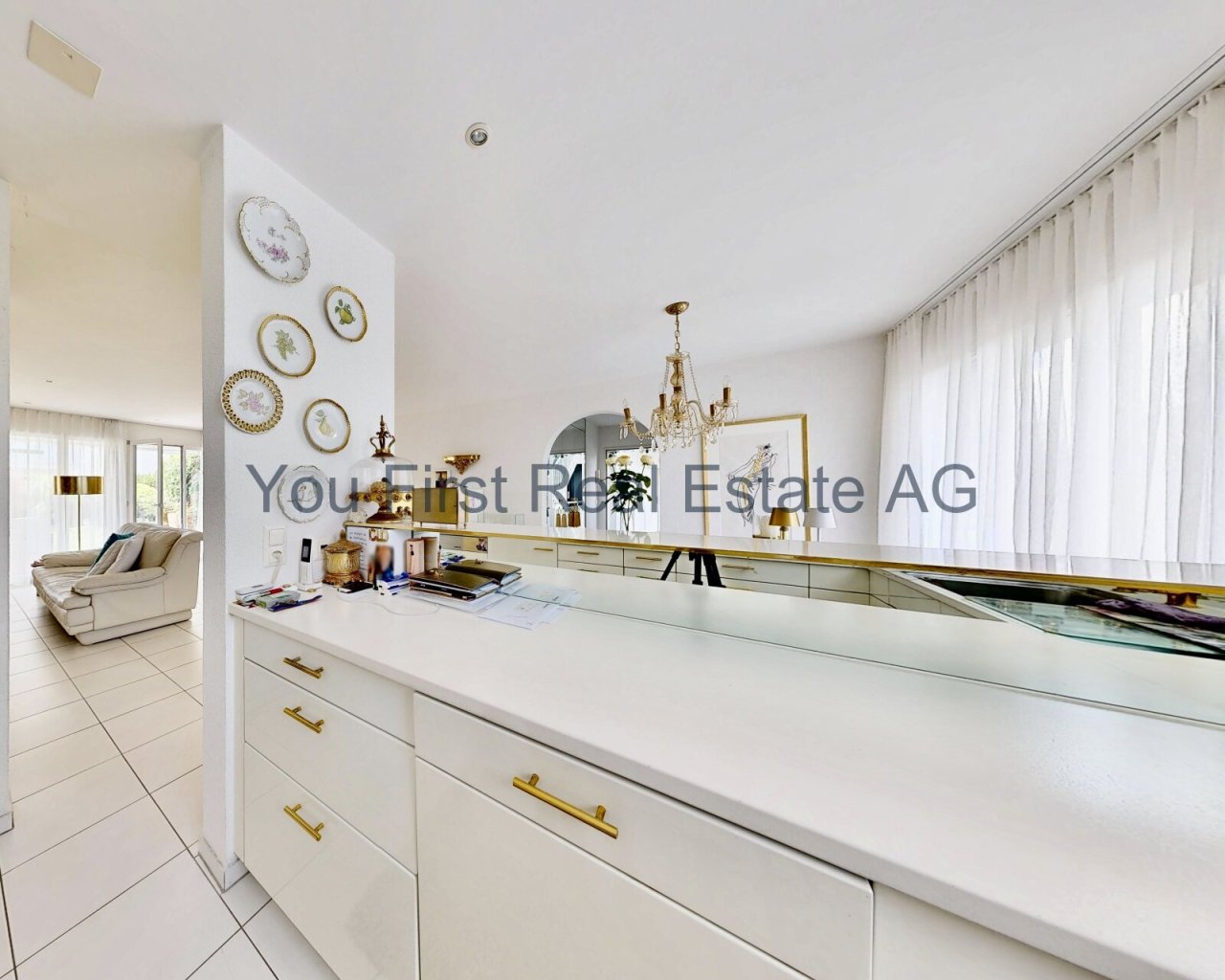 Luxuriöse Designerküche mit eleganter Kücheninsel und goldenen Akzenten