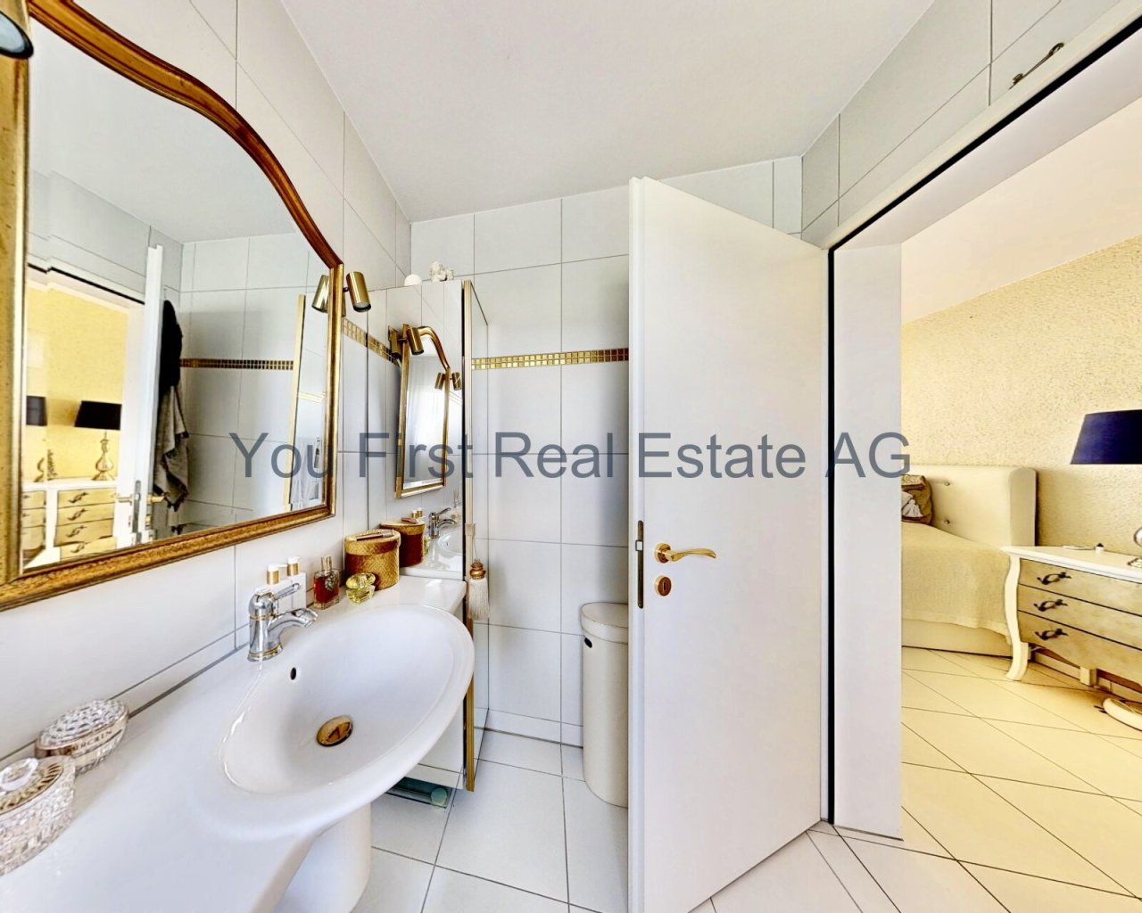 Exklusives Designbad mit eleganter Raumaufteilung und stilvollem Waschbecken