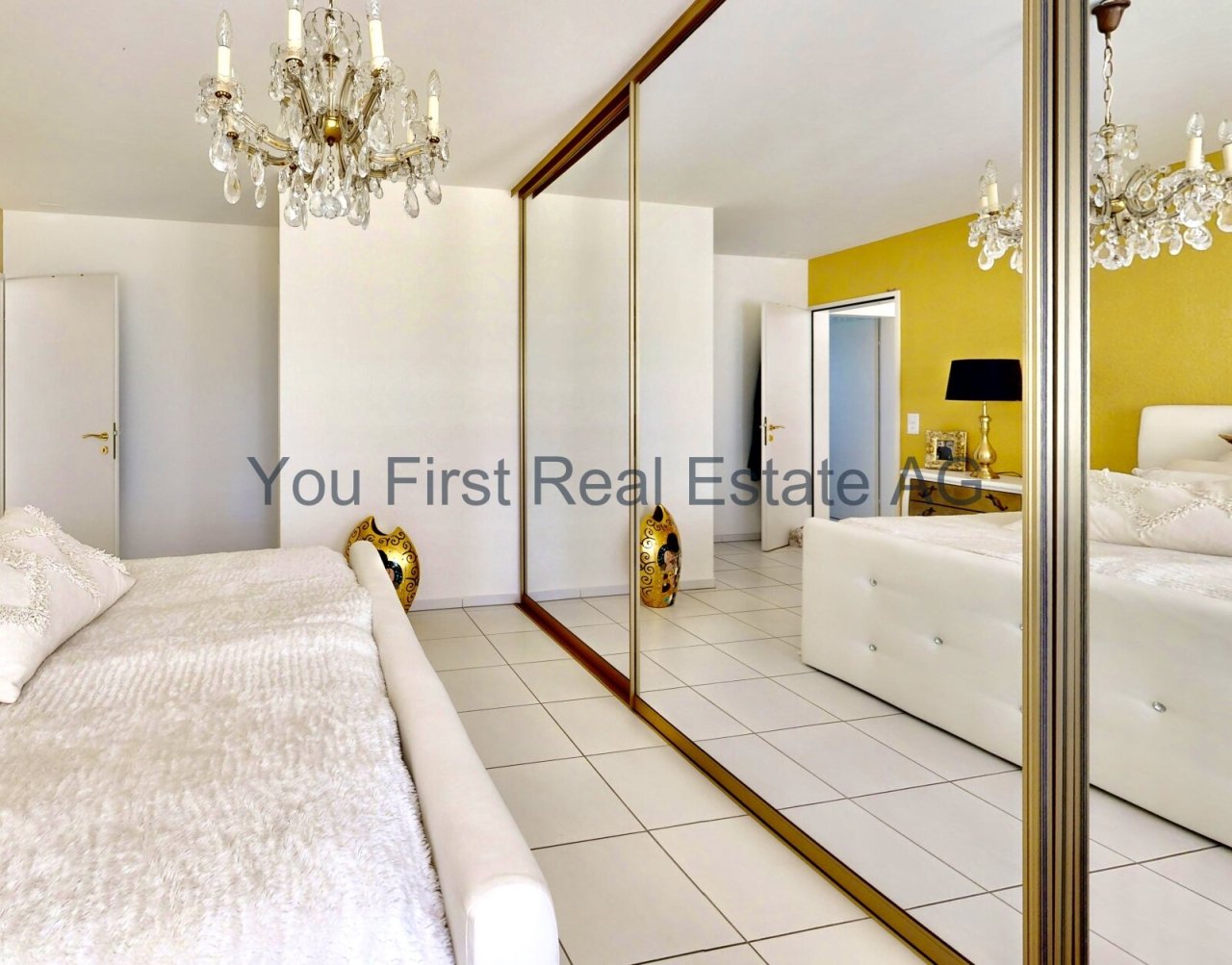 Schlafzimmer mit eleganter Spiegelfront und Kristallluster - Raumwunder mit Charme!