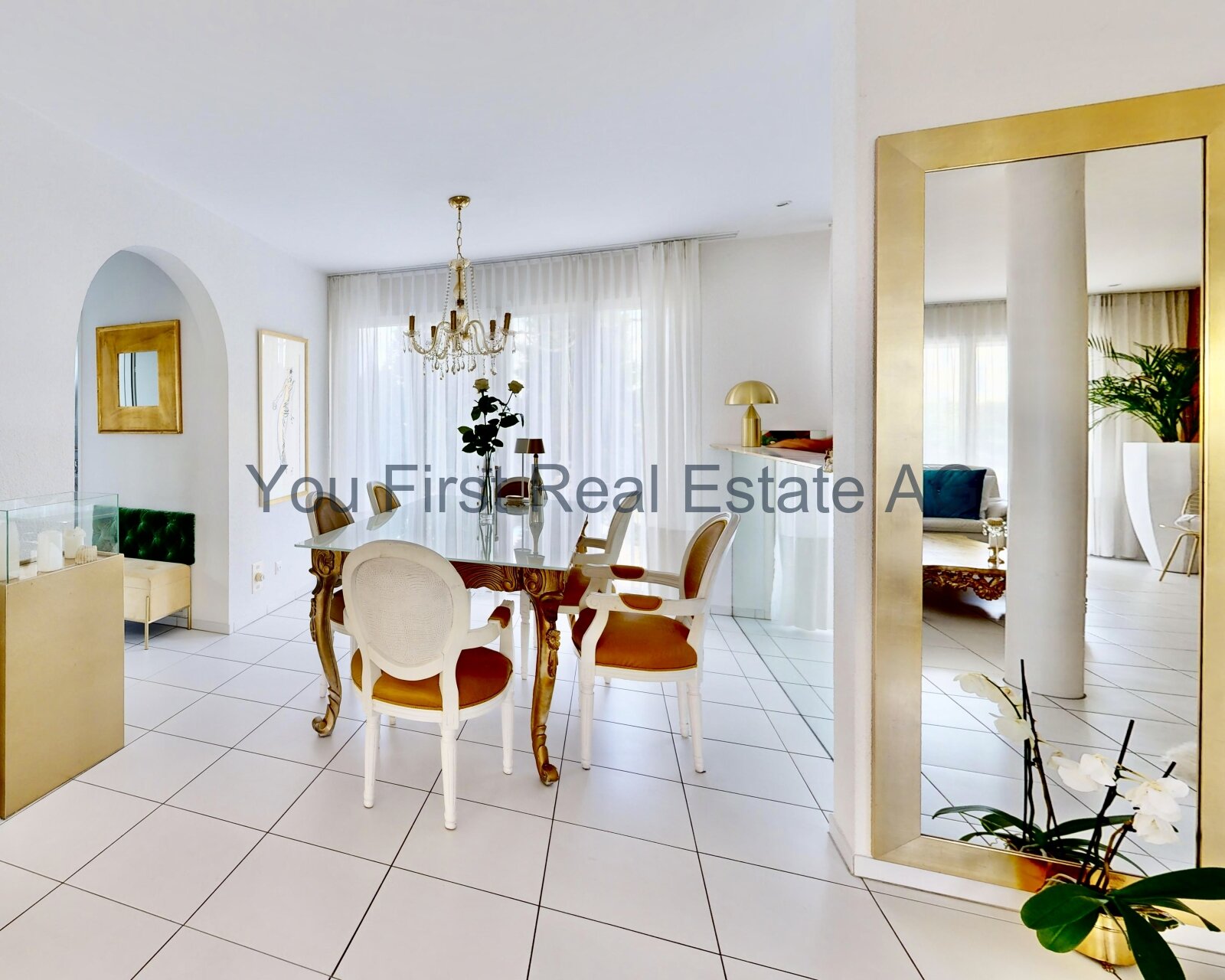 Repräsentatives Esszimmer mit eleganter Raumteilung und stilvollem Lichteinfall