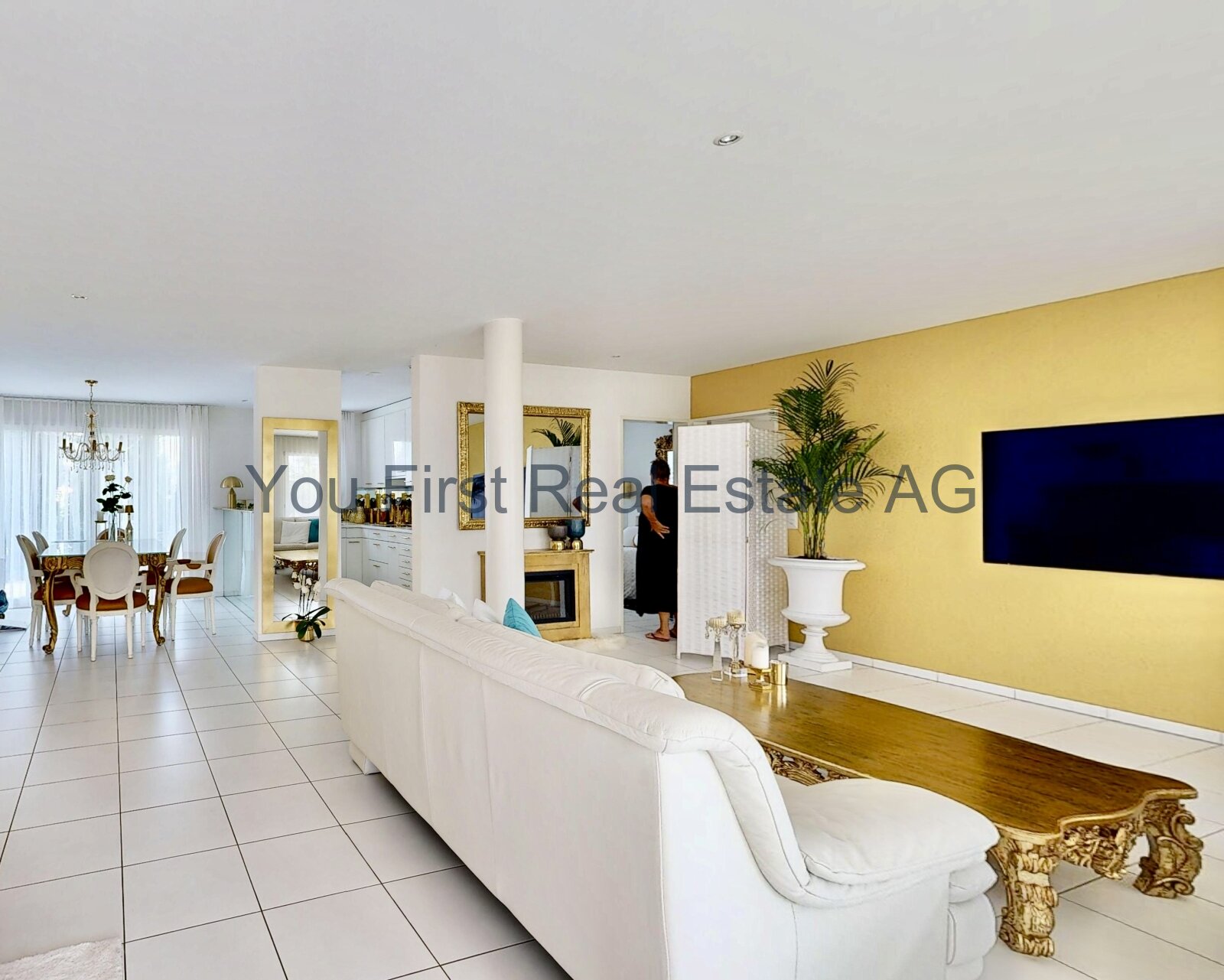 Lichtdurchfluteter Wohnbereich mit elegantem Raumkonzept und integriertem Kamin