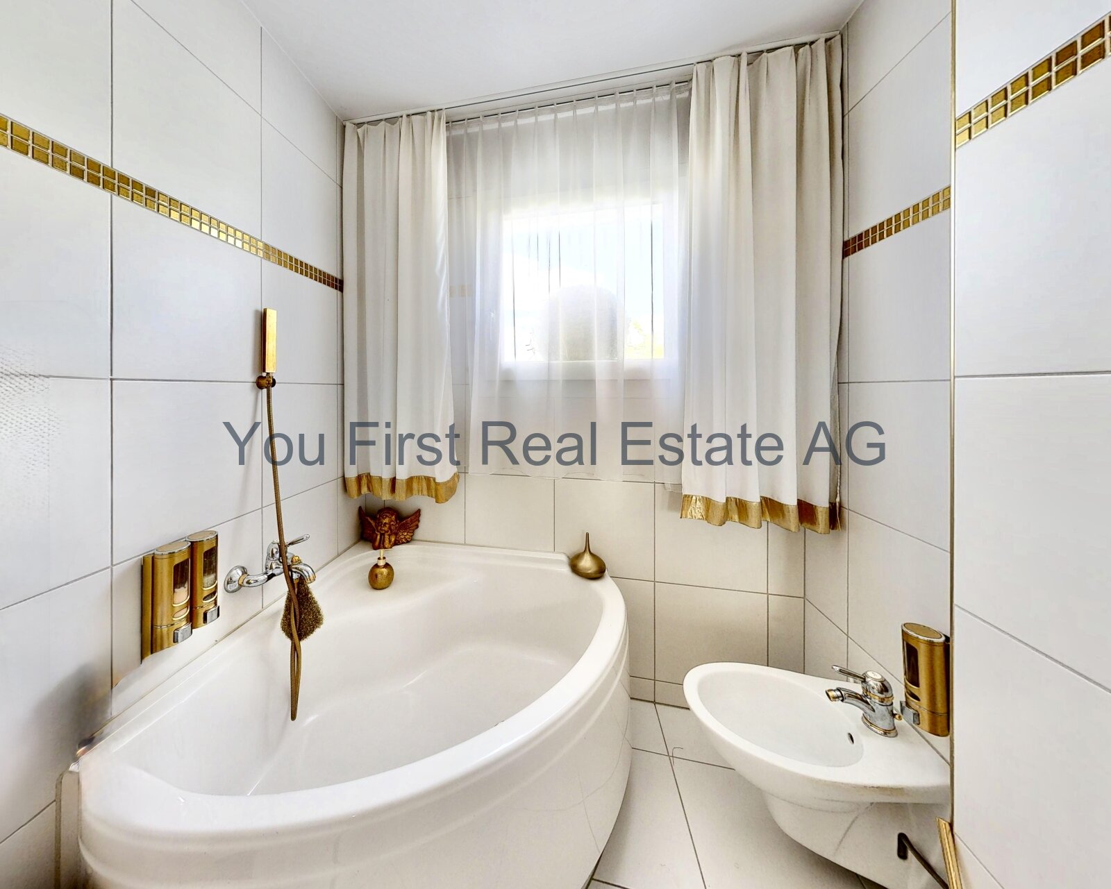 Wellness-Oase mit Eckbadewanne: Lichtdurchflutetes Badezimmer mit elegantem Goldakzent