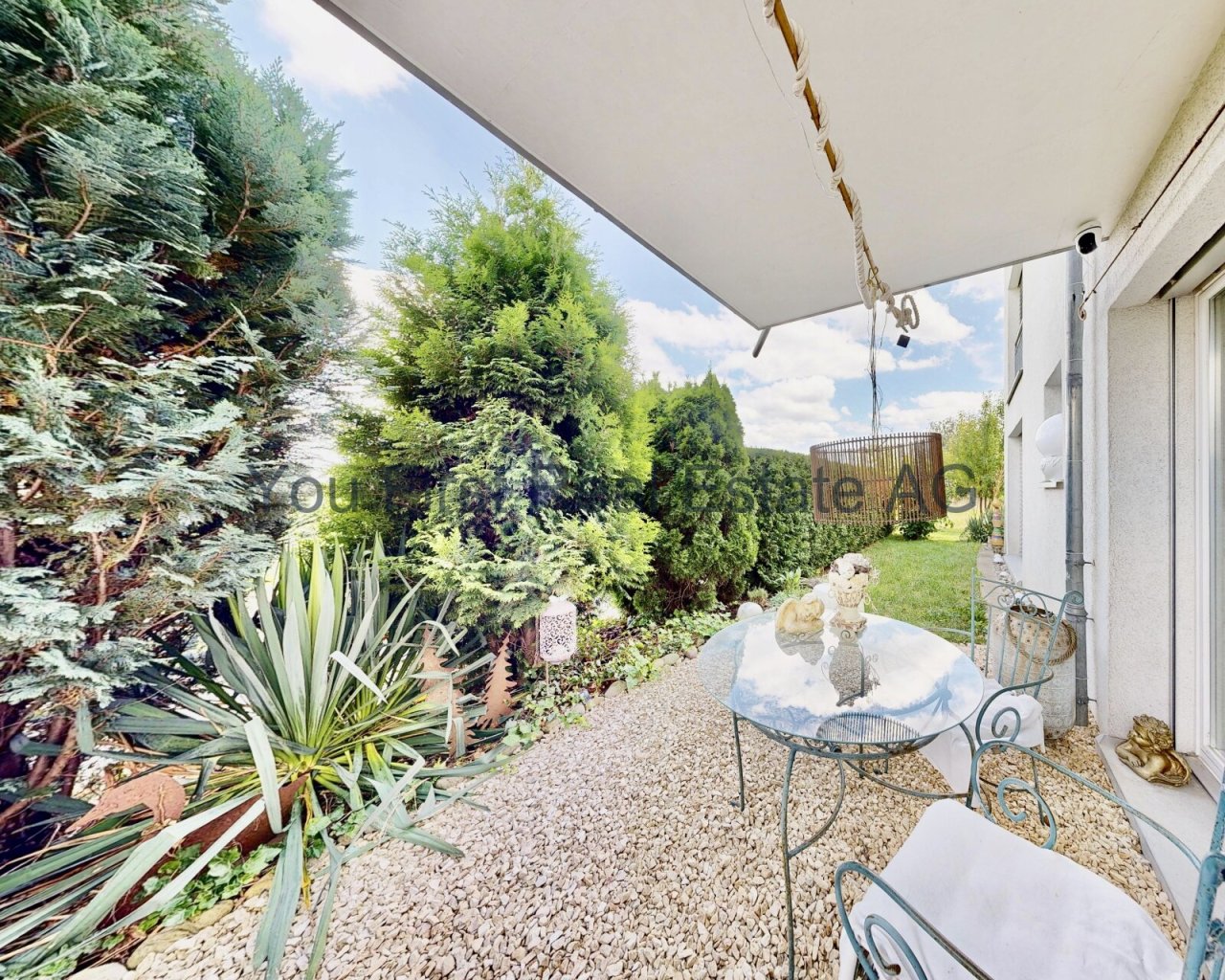 Privater Wellness-Bereich: Mediterrane Gartenoase mit Sichtschutz und Kieselsteinweg