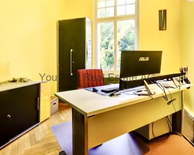 Lichtdurchflutetes Home-Office mit hochwertiger Ausstattung und elegantem Parkettboden