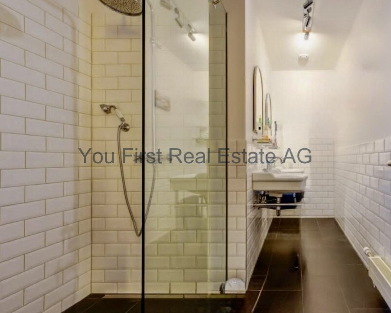 Moderne Duschkabine mit weißer Fliesenoptik und praktischer Raumaufteilung