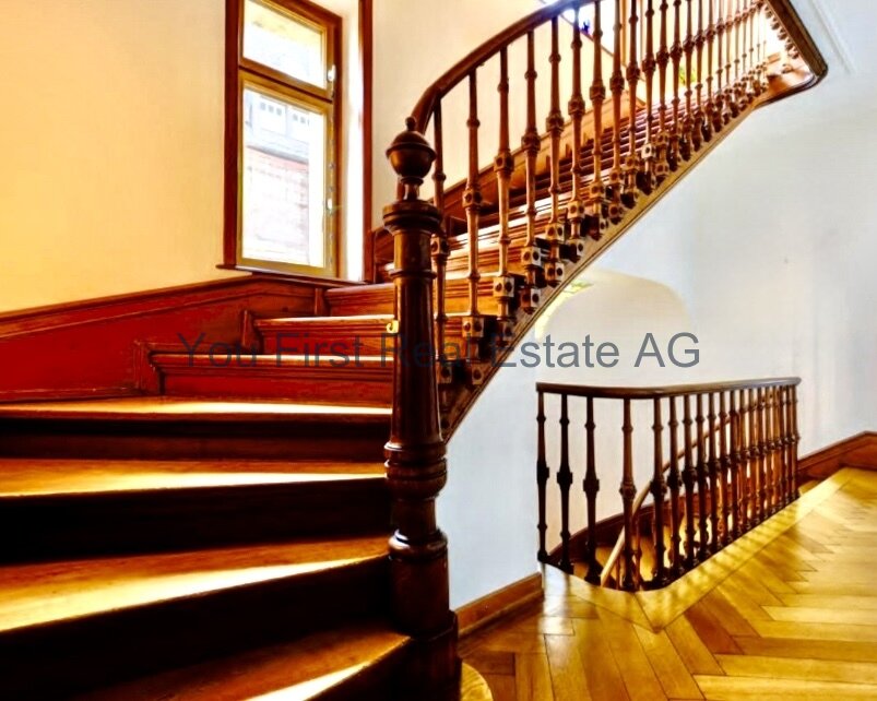 Stilvolle Altbau-Treppe mit aufwendig gedrechselten Holzgeländern und elegantem Parkettboden - Zeitlose Architektur zum Verlieben!