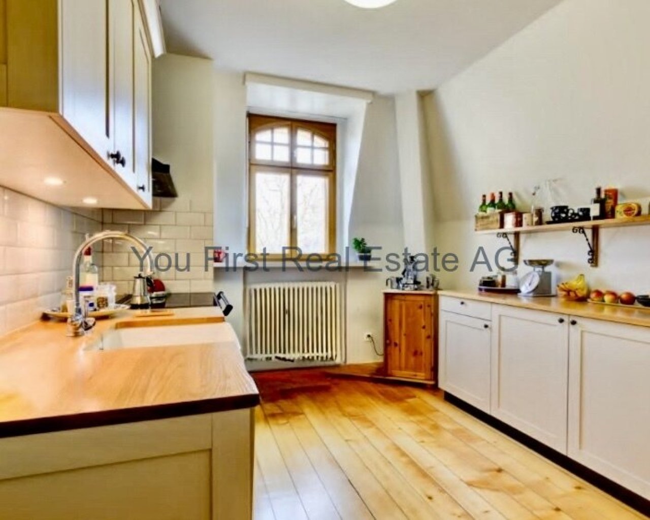 Charmante Altbauwohnung mit Landhausküche - Echtholz-Arbeitsplatten und klassische Eleganz vereint!