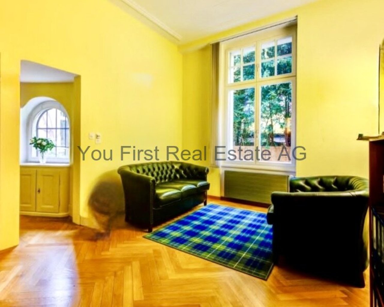 Stilvolles Altbau-Wohnzimmer mit Bogenfenster und elegantem Parkettboden - Lichtdurchfluteter Charme mit historischem Ambiente