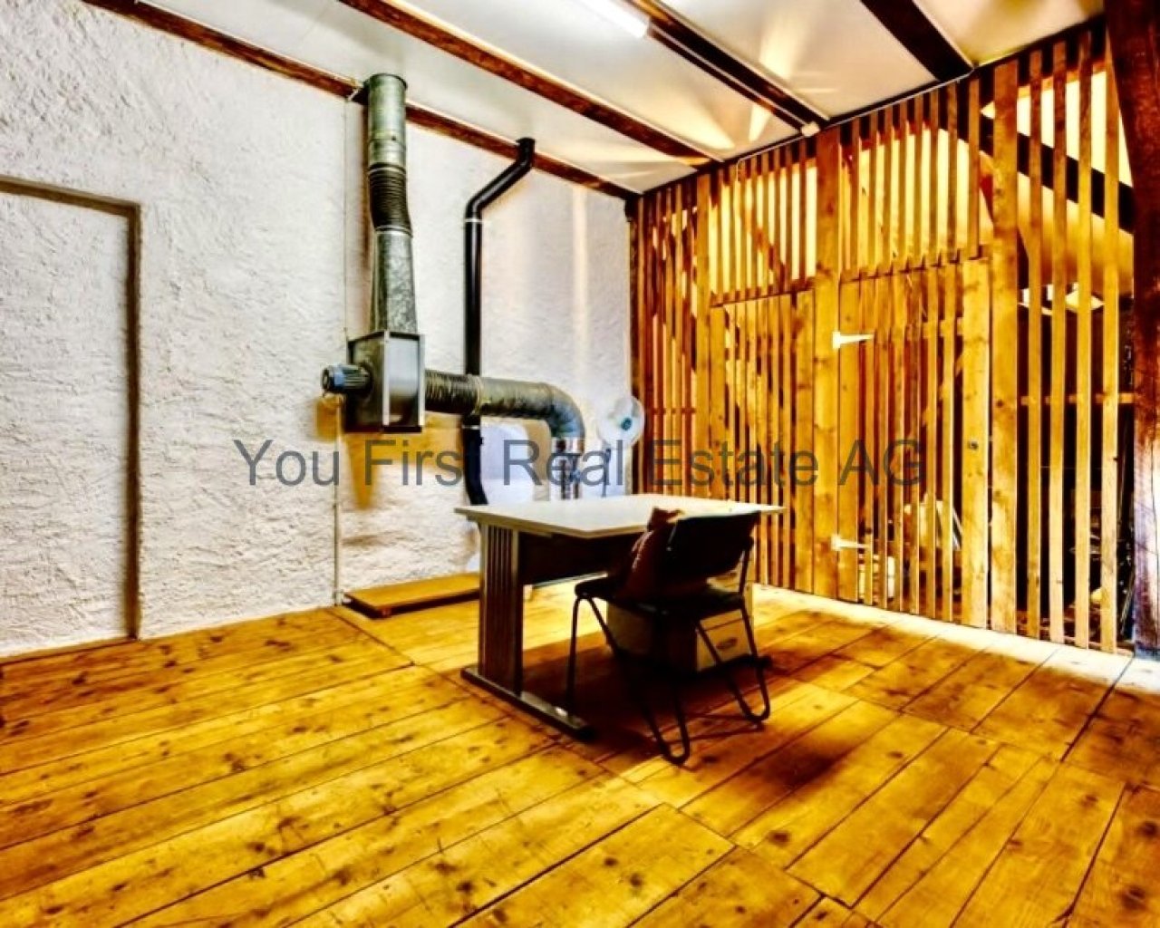 Einzigartiger Arbeitsbereich mit Charme - Rustikale Holzdielen und Design-Lamellenwand inklusive Heizungsanbindung