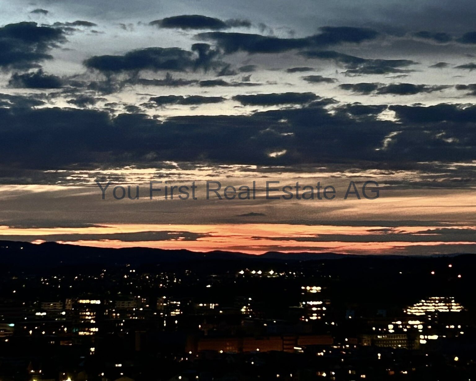 Traumhafte Aussicht: Exklusive Citylage mit atemberaubender Abenddämmerung und Bergpanorama