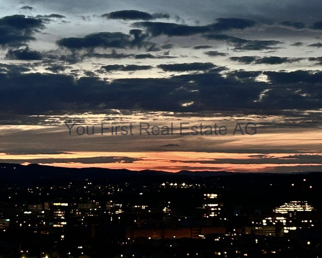 Traumhafte Aussicht: Exklusive Citylage mit atemberaubender Abenddämmerung und Bergpanorama