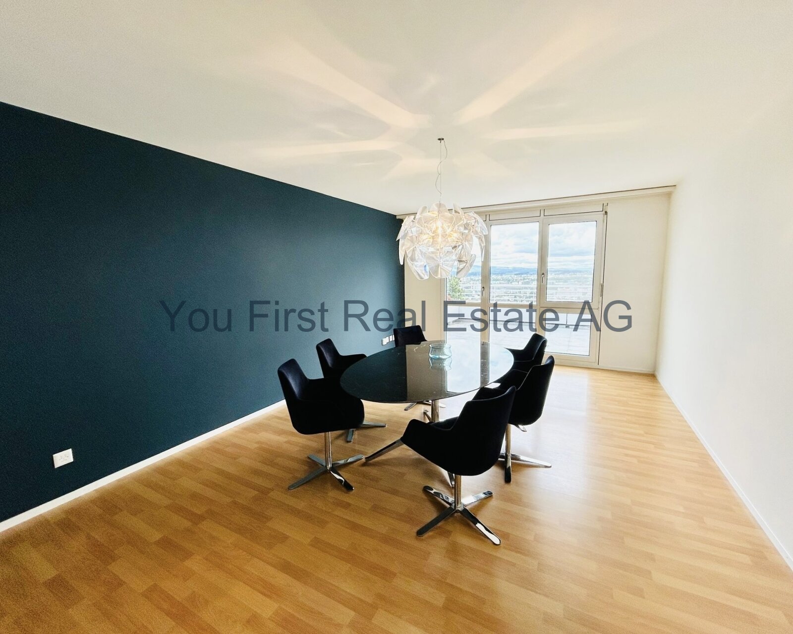 Repräsentativer Konferenzraum mit Panoramablick und Design-Akzenten