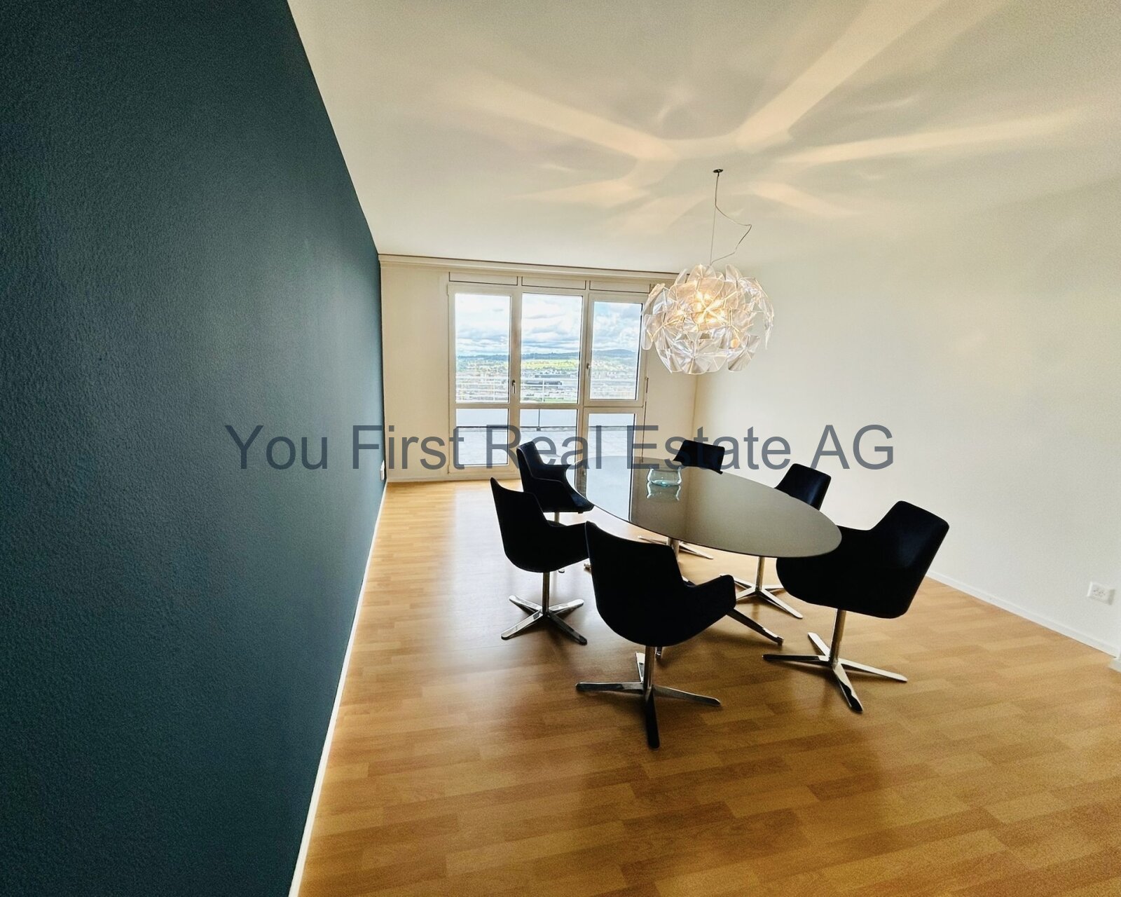 Repräsentativer Konferenzraum mit Panoramablick - Design trifft Funktionalität