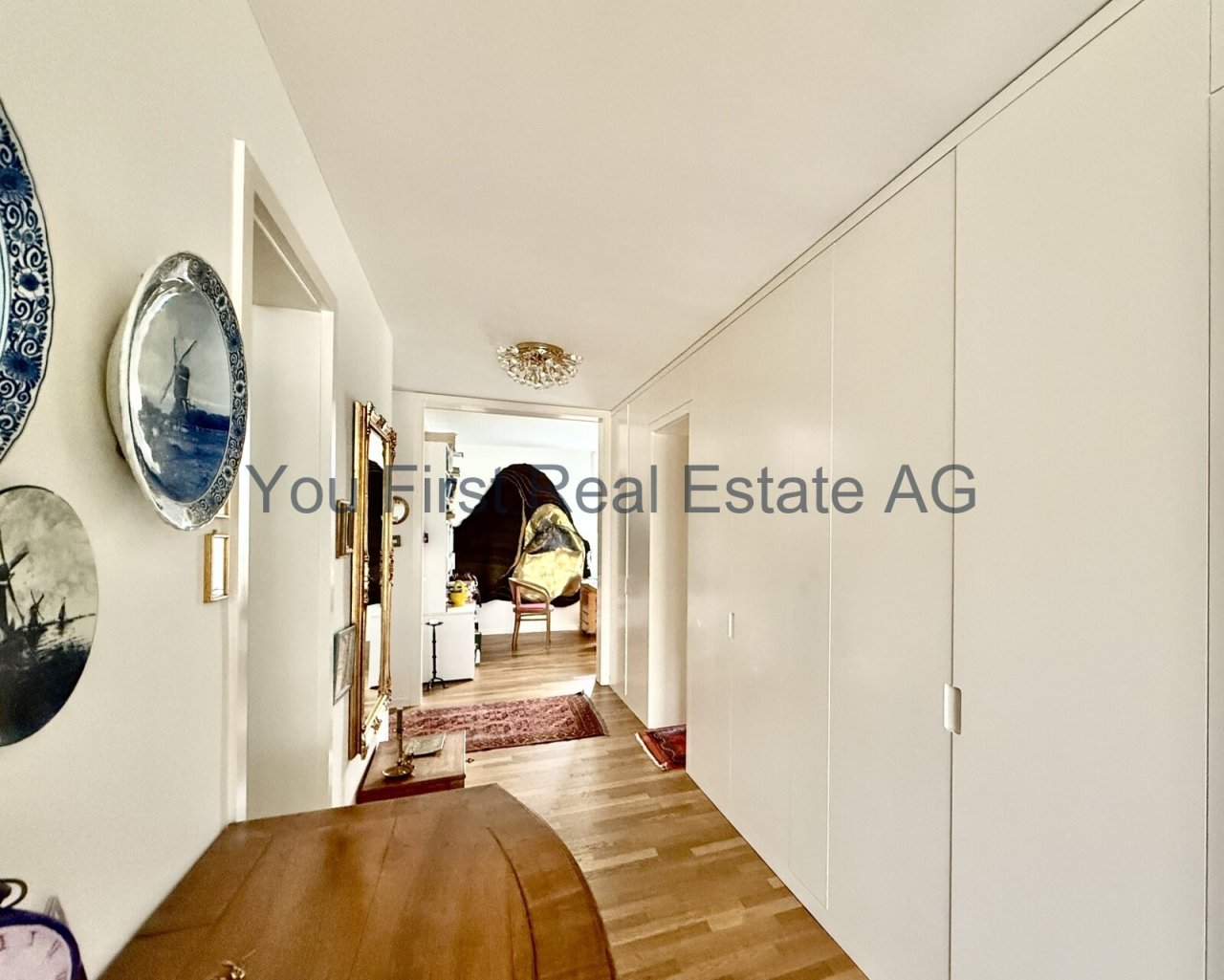 Lichtdurchfluteter Flur mit eleganten Einbauschränken und stilvollem Holzboden - Ihr Entrée mit Charme!