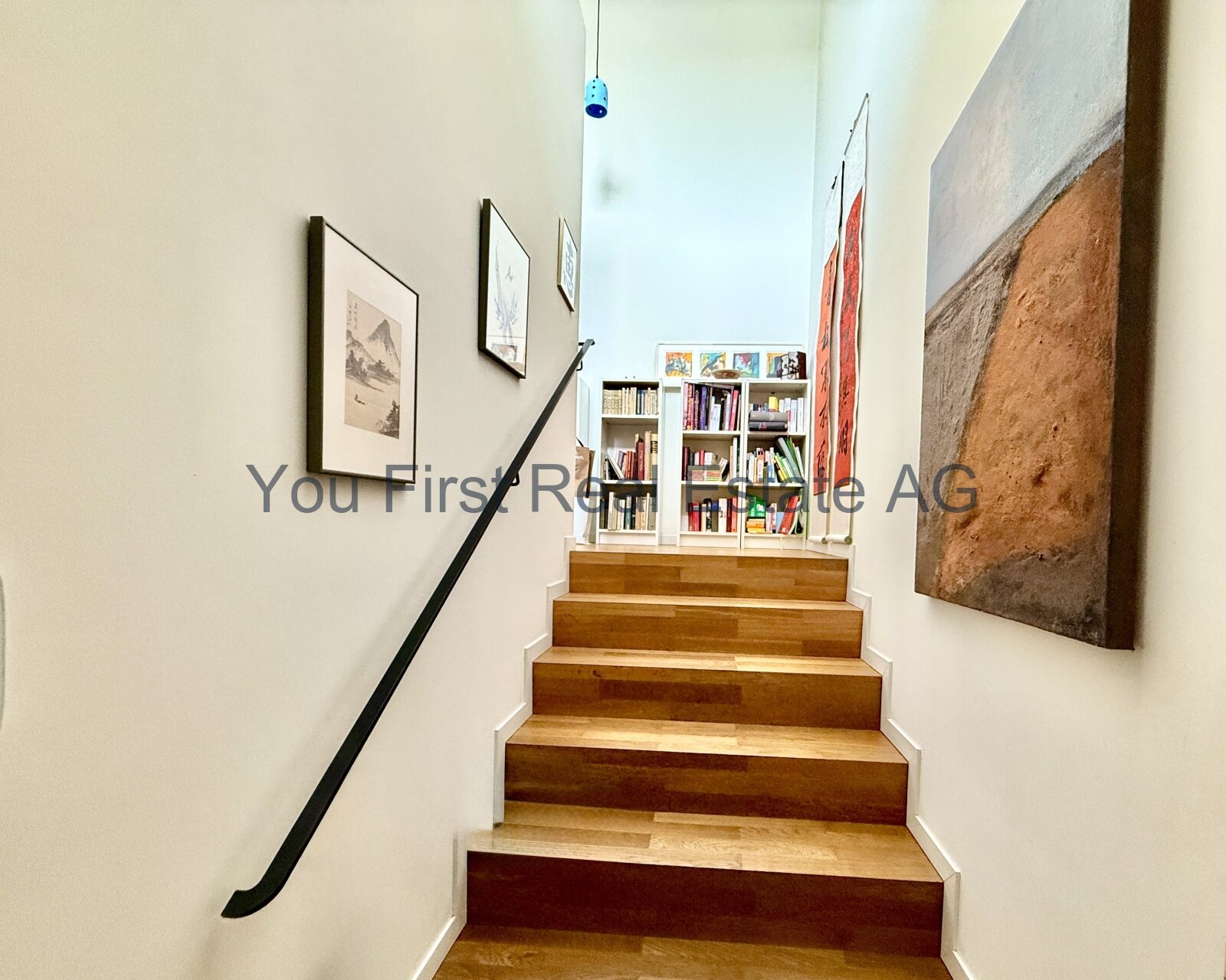 Designtreppe mit integriertem Bücherregal - Clevere Raumnutzung mit Holzakzenten und moderner Geländerführung