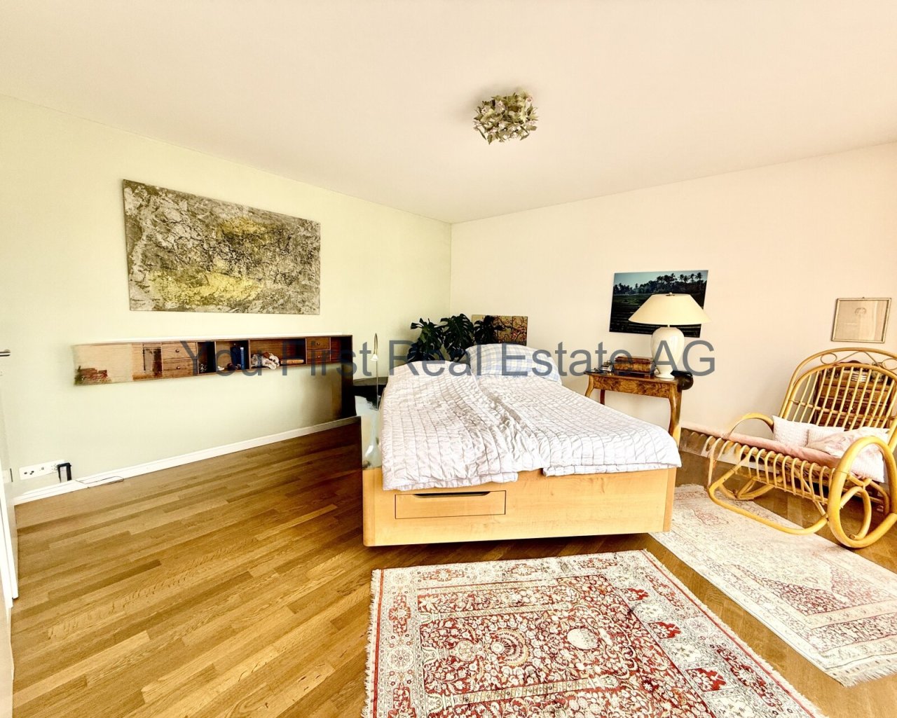 Lichtdurchflutetes Schlafzimmer mit hochwertiger Holzeinbauwand und elegantem Parkettboden