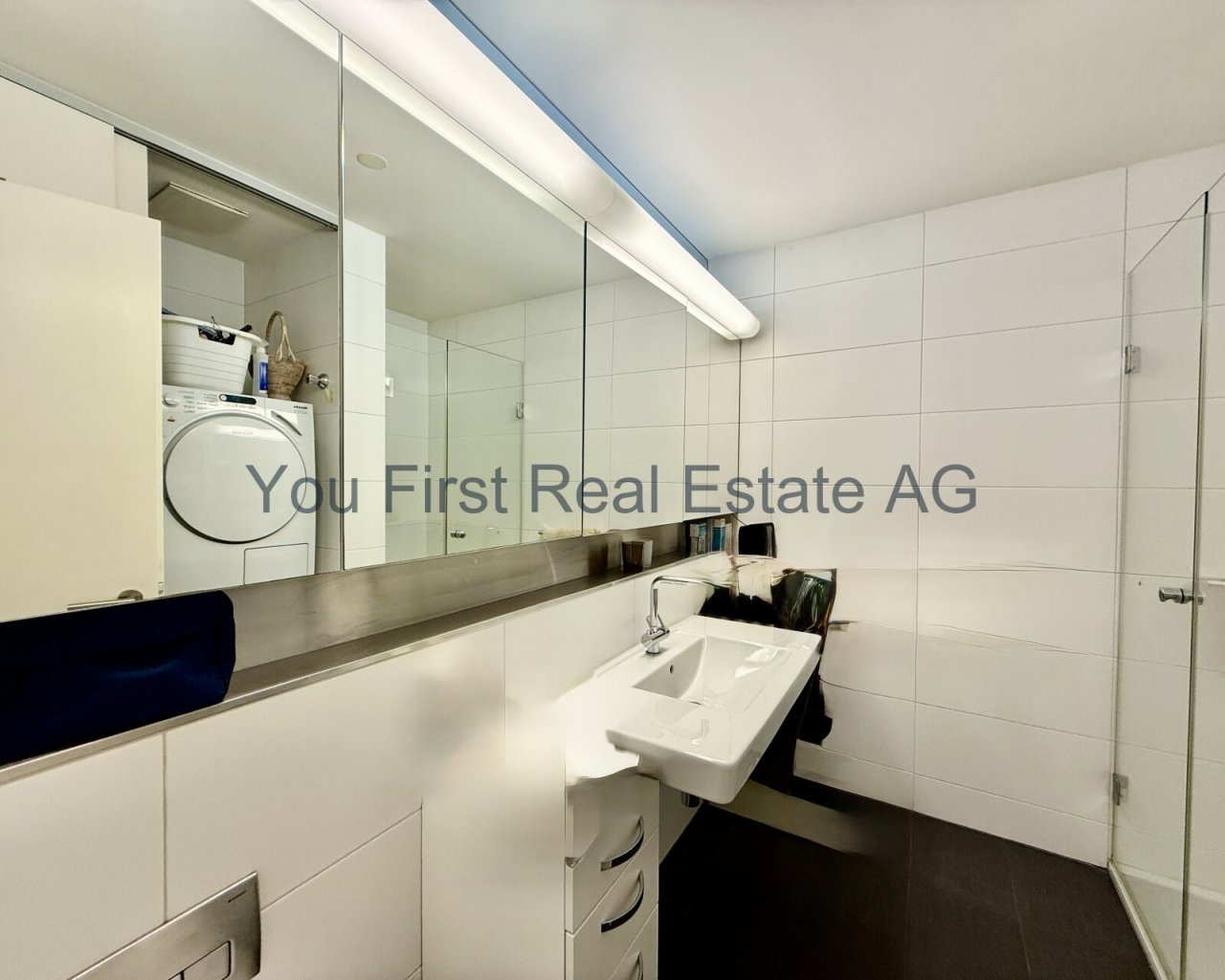 Komfortabel integrierte Waschstation mit cleverer Raumnutzung und modernem Design