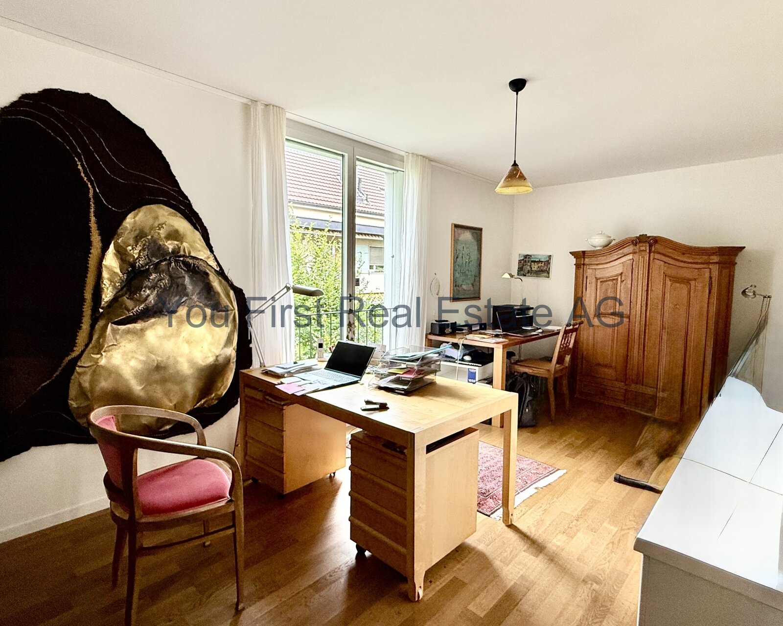 Lichtdurchflutetes Homeoffice mit Balkonzugang und hochwertiger Holzausstattung