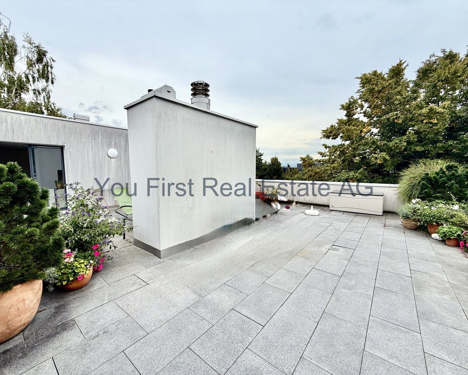 Exklusive Dachterrasse mit hochwertigem Natursteinbelag und Panoramablick