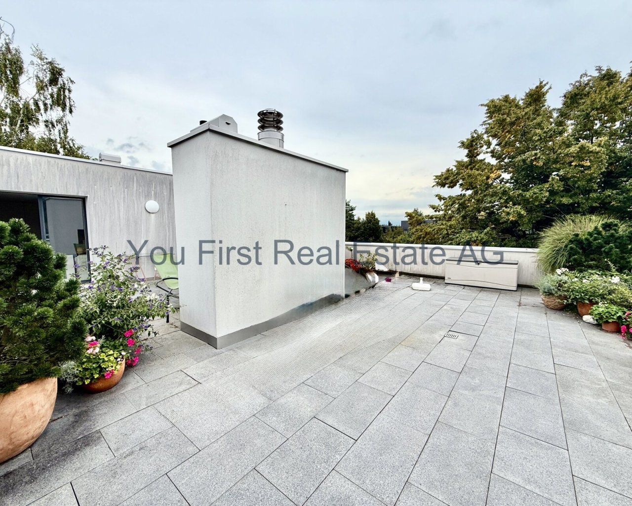 Exklusive Dachterrasse mit hochwertigem Natursteinbelag und Panoramablick